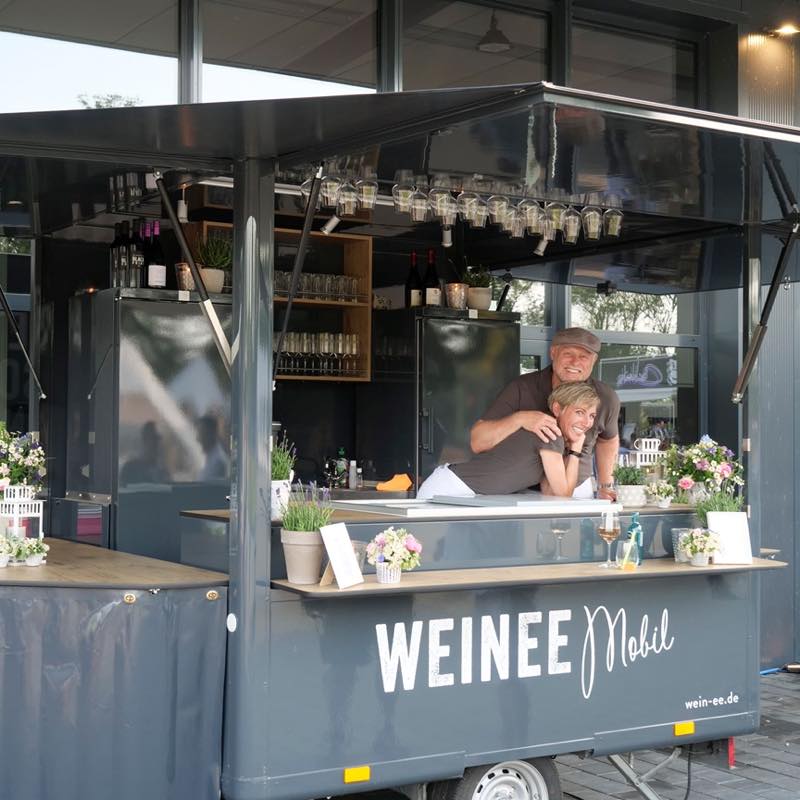 Mobiler Weinwagen mit dem Gastgeberpaar