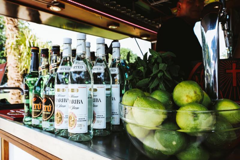 Rumflaschen und frische Limetten auf der Bartheke