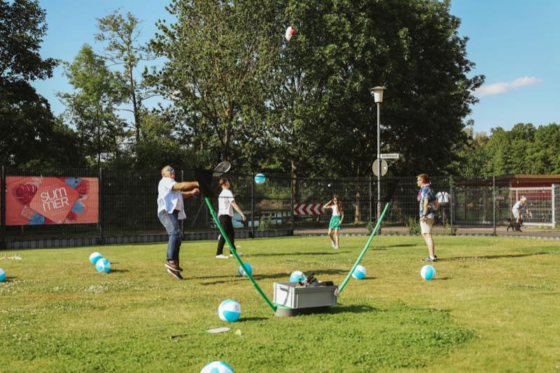 Gäste spielen Federball auf der Wiese
