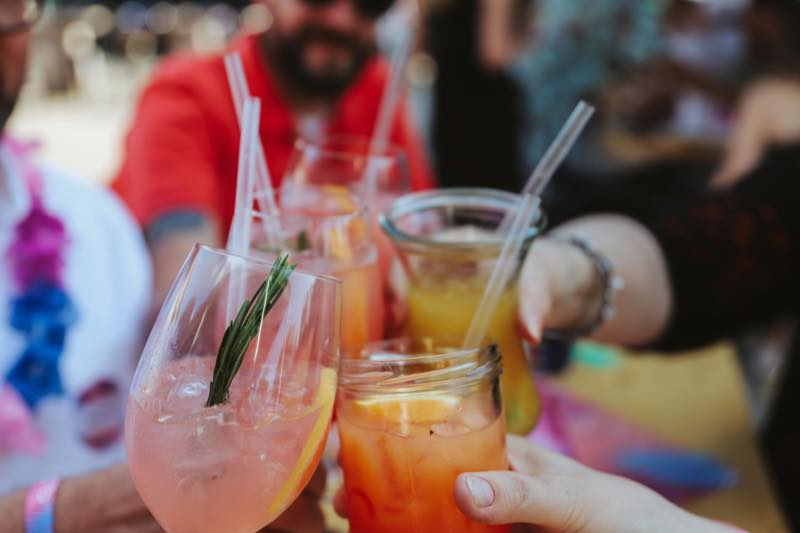 Mehrere Sommerdrinks werden angestoßen