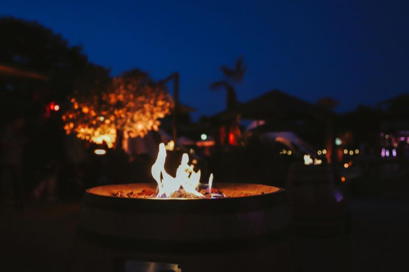 Feuertisch auf dem Holzfass bei Nacht