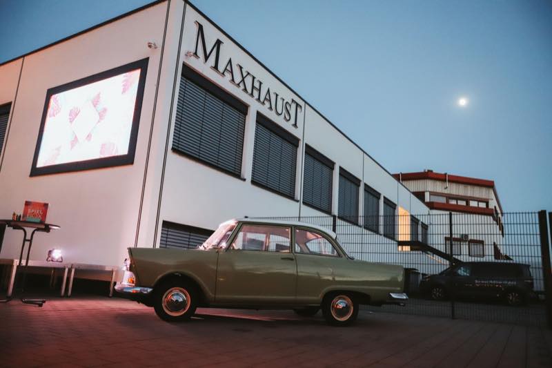 Oldtimer vor dem Maxhaust-Gebäude bei Mondschein