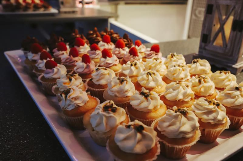 Cupcakes auf der Servierplatte